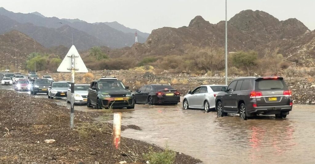 Short: Winds and heavy rains hit Oman, flooding valleys in North Al Sharqiyah.