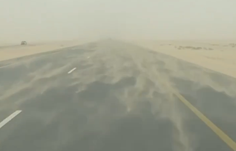 ROP urges public to stay cautious as strong winds reduce visibility in desert regions of Oman.